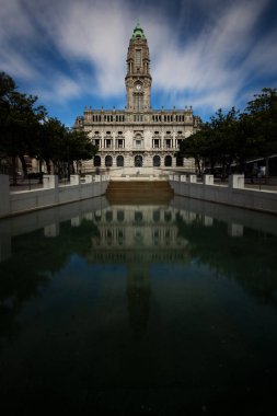 Porto Belediye Binası ve bu tarihi binanın önünde yapay gölet yansıması. Gündüz, uzun pozlama.