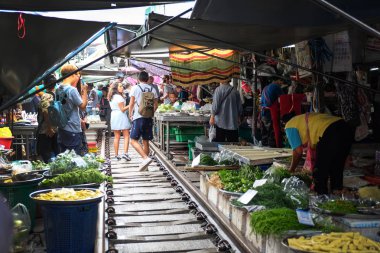  Samut Songkhram, Tayland - 5 Ekim 2018: Ünlü Maeklong demiryolu pazarı (aka. Talad Rom Hub) vasıl Samut Songkhram, Tayland