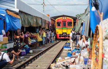  Samut Songkhram, Tayland - 5 Ekim 2018: Ünlü Maeklong demiryolu pazarı (aka. Talad Rom Hub) vasıl Samut Songkhram, Tayland