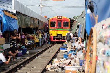  Samut Songkhram, Tayland - 5 Ekim 2018: Ünlü Maeklong demiryolu pazarı (aka. Talad Rom Hub) vasıl Samut Songkhram, Tayland