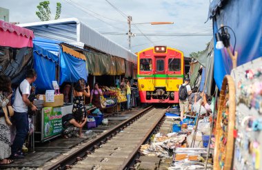  Samut Songkhram, Tayland - 5 Ekim 2018: Ünlü Maeklong demiryolu pazarı (aka. Talad Rom Hub) vasıl Samut Songkhram, Tayland