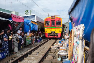  Samut Songkhram, Tayland - 5 Ekim 2018: Ünlü Maeklong demiryolu pazarı (aka. Talad Rom Hub) vasıl Samut Songkhram, Tayland