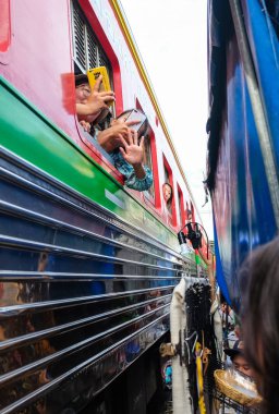  Samut Songkhram, Tayland - 5 Ekim 2018: Ünlü Maeklong demiryolu pazarı (aka. Talad Rom Hub) vasıl Samut Songkhram, Tayland