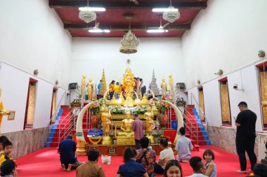 Samut Songkhram, Tayland - 5 Ekim 2018: Buddha statue Wat Phet Samut Tapınağı'nda, Budistler dua.