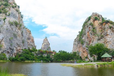 Peyzaj taş dağları ve mavi gökyüzü, doğa taze arka plan, Khao Ngu Stone Park Ratchaburi, Tayland