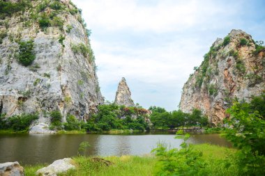 Peyzaj taş dağları ve mavi gökyüzü, doğa taze arka plan, Khao Ngu Stone Park Ratchaburi, Tayland