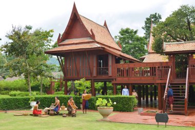 Kanchanaburi - Tayland - 5 Ekim 2018: Mallika City, bir şehir Tay geleneksel ev eski Tay Hanedanı taklit ediyor. Son Siyam yaşam tarzı