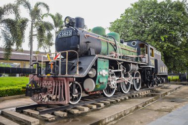 Kanchanaburi - Tayland - 5 Ekim 2018: River Kwai Köprüsü yakınlarında ikinci Dünya Savaşı sırasında tren eski kullanılan