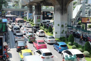 Bangkok, Tayland - 4 Ekim 2018: Trafik reçel şehrin Siam Meydanı Kavşağı