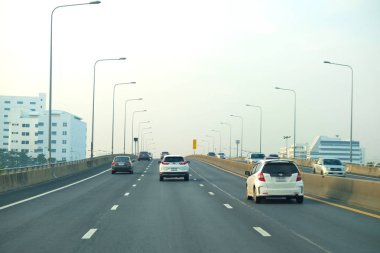 Bangkok, Tayland - 4 Ekim 2018: Sirat Expressway Bangkok sabah araba trafik.