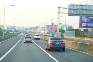 Bangkok, Tayland - 4 Ekim 2018: Sirat Expressway Bangkok sabah araba trafik.