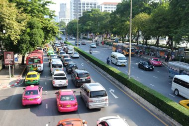 Bangkok, Tayland - 4 Ekim 2018: Trafik reçel şehrin Siam Meydanı Kavşağı