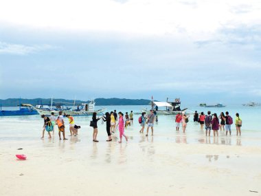 Boracay, Filipinler - 22 Temmuz 2015: Boracay Adası'nda sahilde yürüyen turist