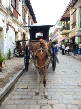 Vigan, Filipinler - 25 Temmuz 2015: Bir Kalesa (veya at arabası) Vigan tarihi şehir