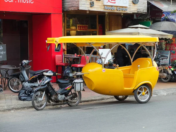 柬埔寨金边 2015年3月18日 金边独木舟出租车 Tuk Tuk 是出租车服务的名称 — 图库照片