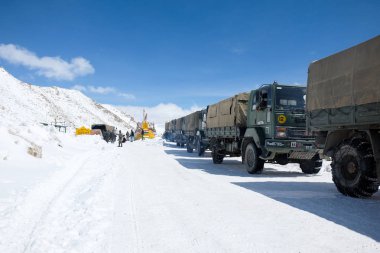 Leh, Hindistan - 27 Nisan 2017: Hindistan ordusu konvoy Chang La pass,India.the yollar aracılığıyla ikinci (5,360 m veya 17,590 ft dünyanın en yüksek motorable yol)