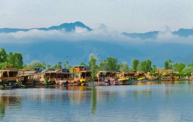 Srinagar, Hindistan - 25 Nisan 2017: Yaşam tarzı Dal Gölü, 'Ev Tekne' yaşayan ve ulaşım için küçük tekne 'Shikara' kullanarak '