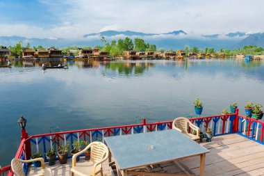 Srinagar, Hindistan - 25 Nisan 2017: Yaşam tarzı Dal Gölü, 'Ev Tekne' yaşayan ve ulaşım için küçük tekne 'Shikara' kullanarak '