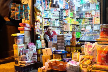 Srinagar, Hindistan - 22 Nisan 2017: Srinagar Marker Dal Gölü onun mal satan bir adam 