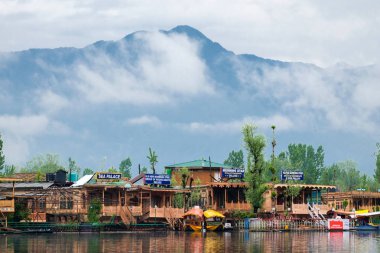 Srinagar, Hindistan - 25 Nisan 2017: Yaşam tarzı Dal Gölü, 'Ev Tekne' yaşayan ve ulaşım için küçük tekne 'Shikara' kullanarak '