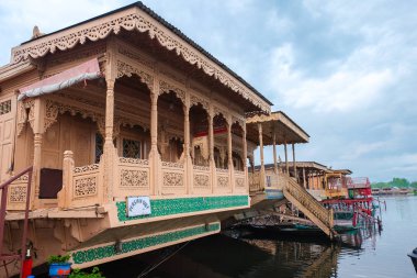 Srinagar, Hindistan - 25 Nisan 2017: Yaşam tarzı Dal Gölü, 'Ev Tekne' yaşayan ve ulaşım için küçük tekne 'Shikara' kullanarak '