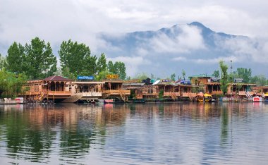 Srinagar, Hindistan - 25 Nisan 2017: Yaşam tarzı Dal Gölü, 'Ev Tekne' yaşayan ve ulaşım için küçük tekne 'Shikara' kullanarak '