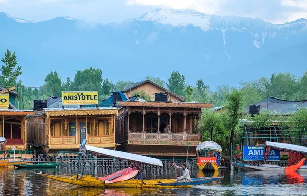 Srinagar, Hindistan - 25 Nisan 2017: Yaşam tarzı Dal Gölü, 'Ev Tekne' yaşayan ve ulaşım için küçük tekne 'Shikara' kullanarak '