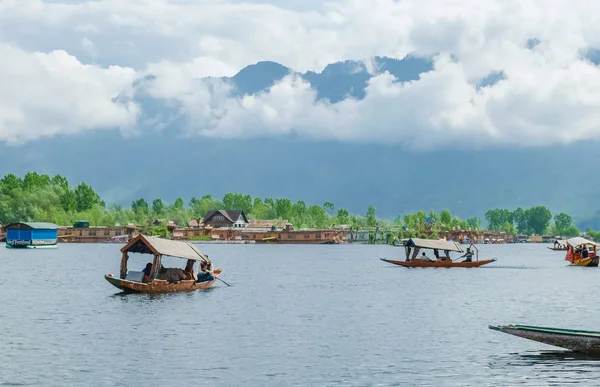 Srinagar, Hindistan - 25 Nisan 2017: Yaşam tarzı Dal Gölü, 'Ev Tekne' yaşayan ve ulaşım için küçük tekne 'Shikara' kullanarak '