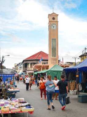 Nakhon Phanom, Tayland - 11 Ağustos 2018: Nakhon Phanom yürüyüş sokak Pazar Saat Kulesi, Nakhon Phanom Vietnamca insanlar tarafından 1960 yılında, Tayland tarihinde inşa ilinin tarihi dönüm noktası önünde.