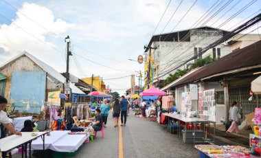 Nakhon Phanom, Tayland - 11 Ağustos 2018: Nakhon Phanom yürüyüş sokak Pazar Saat Kulesi, Nakhon Phanom Vietnamca insanlar tarafından 1960 yılında, Tayland tarihinde inşa ilinin tarihi dönüm noktası önünde.