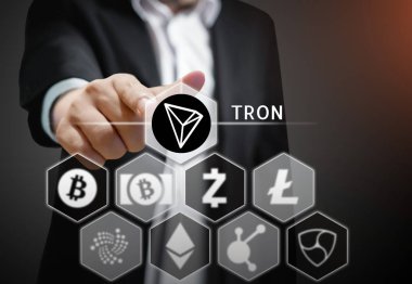  İş adamı puan onun parmak Tron para simgesinin diğerleri üzerinde sanal dokunmatik ekran, kavramsal Cryptocurrency arasında
