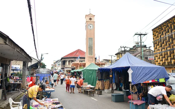 泰国那空帕农府 2018年8月11日 泰国越南人民1960年建造的那空帕农府历史地标钟楼前的那空帕农姆步行街市场 — 图库照片