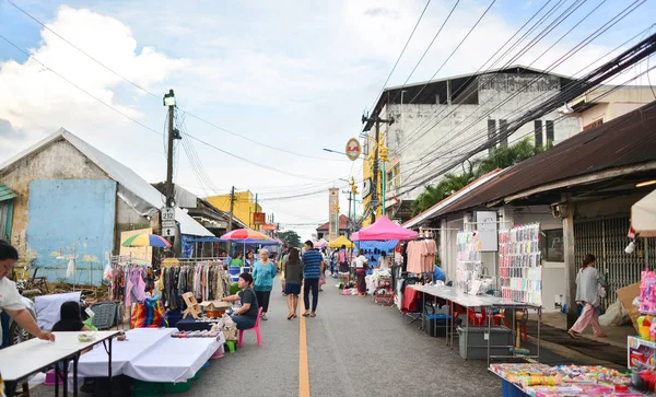 Nakhon Phanom, Tayland - 11 Ağustos 2018: Nakhon Phanom yürüyüş sokak Pazar Saat Kulesi, Nakhon Phanom Vietnamca insanlar tarafından 1960 yılında, Tayland tarihinde inşa ilinin tarihi dönüm noktası önünde.