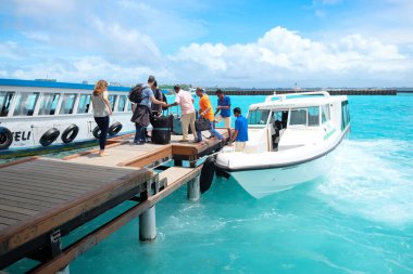 Male, Maldivler - 20 Mayıs 2018: bağlantı noktası erkek turkuaz kristal okyanus deniz suyu ile