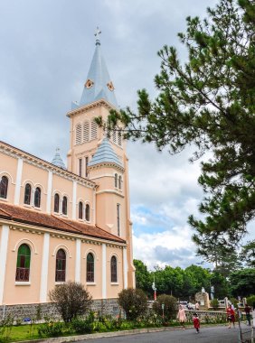 Dalat, Vietnam - 2 Mayıs 2018: Tavuk kilise veya Dalat Katedrali Dalat Tran Phu Caddesi üzerinde yer almaktadır.