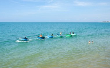 MUI Ne, Vietnam - 1 Mayıs 2018: Birçok geleneksel Vietnam satırda MUI Ne, Vietnam balıkçı köyü'nde tekne.