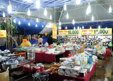 Da Lat, Vietnam - 1 Mayıs 2018: Vietnam salonu, işportacı dükkanı Dalat hafta sonu Pazar