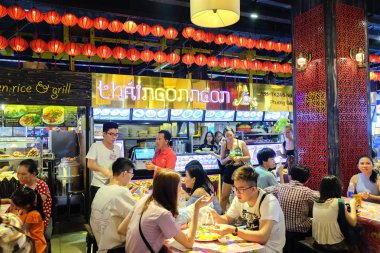 Ho Chi Minh City, Vietnam - 29 Nisan 2018: Gıda sarayda yemek Asiana Fodd Town, anlamda Pazar, Pham Ngu Lao Street insanlar.