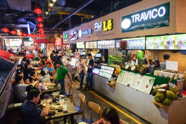 Ho Chi Minh City, Vietnam - 29 Nisan 2018: Gıda sarayda yemek Asiana Fodd Town, anlamda Pazar, Pham Ngu Lao Street insanlar.