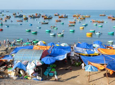 MUI Ne, Vietnam - 1 Mayıs 2018: Birçok geleneksel Vietnam tekne balıkçı köyü MUI Ne, Vietnam, Güneydoğu Asya, şeklinde sepet