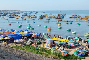 MUI Ne, Vietnam - 1 Mayıs 2018: Birçok geleneksel Vietnam tekne balıkçı köyü MUI Ne, Vietnam, Güneydoğu Asya, şeklinde sepet
