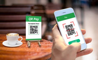 QR kod ödemelerini taramak için el ele tutuşan akıllı telefon, online alışveriş, nakitsiz teknoloji konsepti.