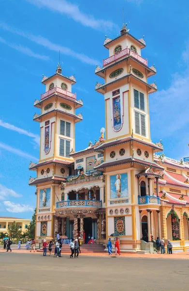 タイニン ベトナム 2013 Cao Dai タイニン寺院 Caodai ベトナムの宗教の混合の世界中からの異なった宗教 — ストック写真