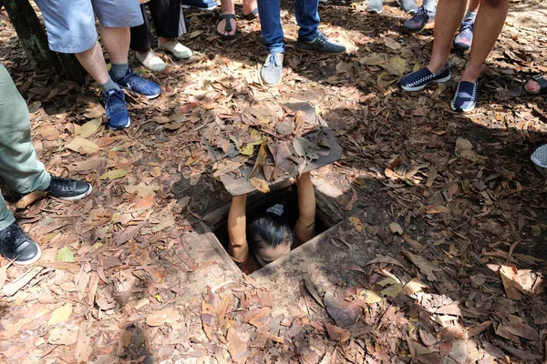  Ho Chi Minh City, Vietnam-30 Nisan 2018: turist nasıl bir Vietcong Cu Chi tünelleri içine gizlemek gösteren