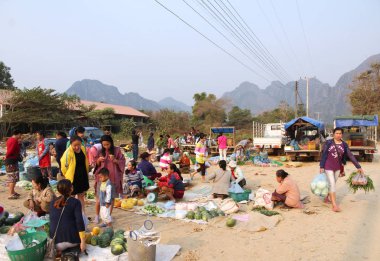 Vang Vieng, Laos-5 Mayıs 2017: Laos, Vang Vieng dışında Village sabah pazarında yürüyüş