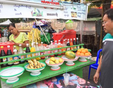 Yangon, Myanmar-24 Nisan 2016: China Town Street, Yangon, sokak yemekleri