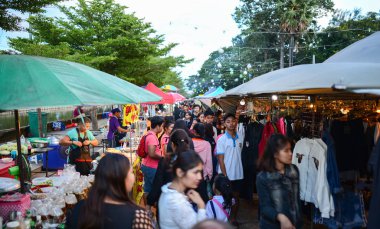 Roiet, Tayland-6 Ekim, 2017: Saket Nakorn Yürüyüş Caddesi Roi-Et City, Tayland 'da Insanlar alışveriş
