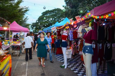 Roiet, Tayland-6 Ekim, 2017: Saket Nakorn Yürüyüş Caddesi Roi-Et City, Tayland 'da Insanlar alışveriş