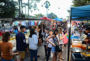 Roiet, Tayland-6 Ekim, 2017: Saket Nakorn Yürüyüş Caddesi Roi-Et City, Tayland 'da Insanlar alışveriş