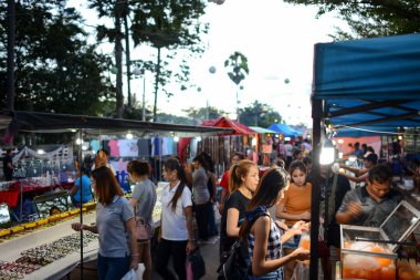 Roiet, Tayland-6 Ekim, 2017: Saket Nakorn Yürüyüş Caddesi Roi-Et City, Tayland 'da Insanlar alışveriş